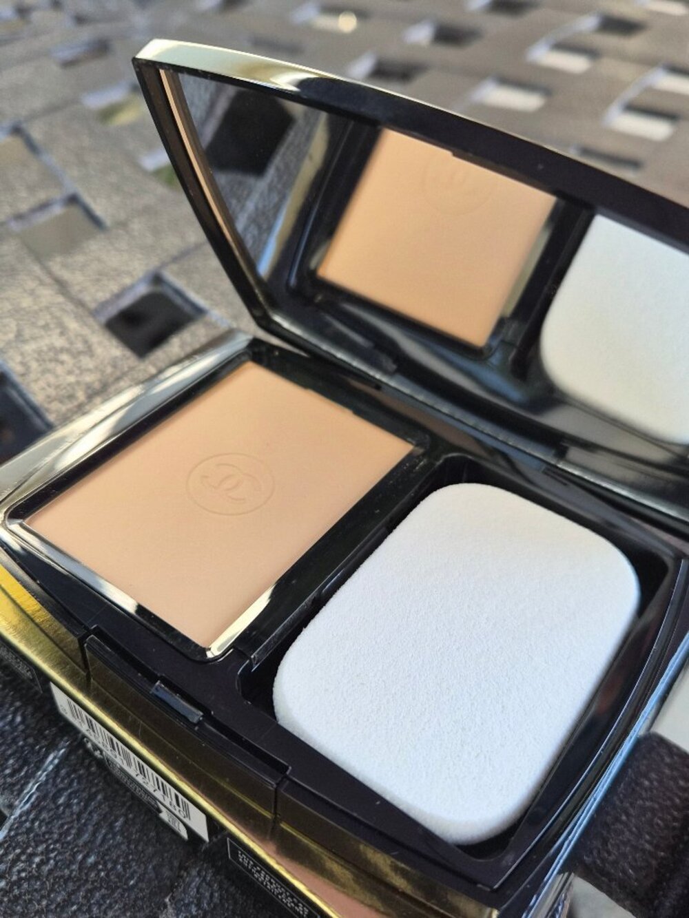 CHANEL ULTRA LE TEINT Compact Foundation (Powder Compact)-B20
